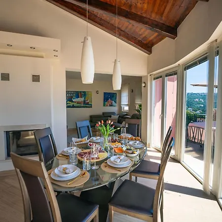 Grosszuegiges- Modernes Mit Terrasse Und Meerblick By Interhome Apartamento