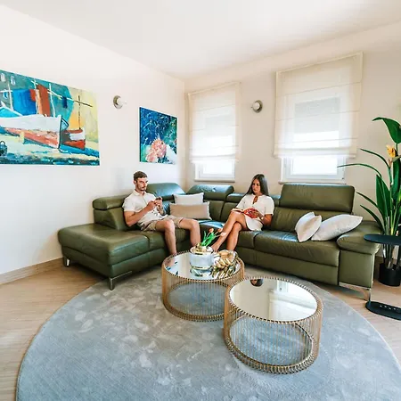 Grosszuegiges- Modernes Mit Terrasse Und Meerblick By Interhome Apartamento *